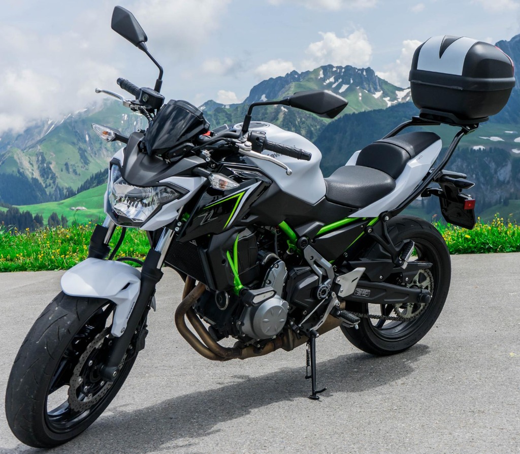 Kawasaki Z650 Motorrad von Anita's Fahrschule vor Schweizer Bergpanorama
